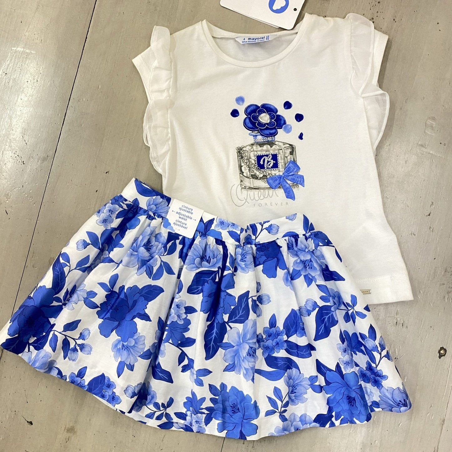 conjunto blusa blanca con perfume, falda flores