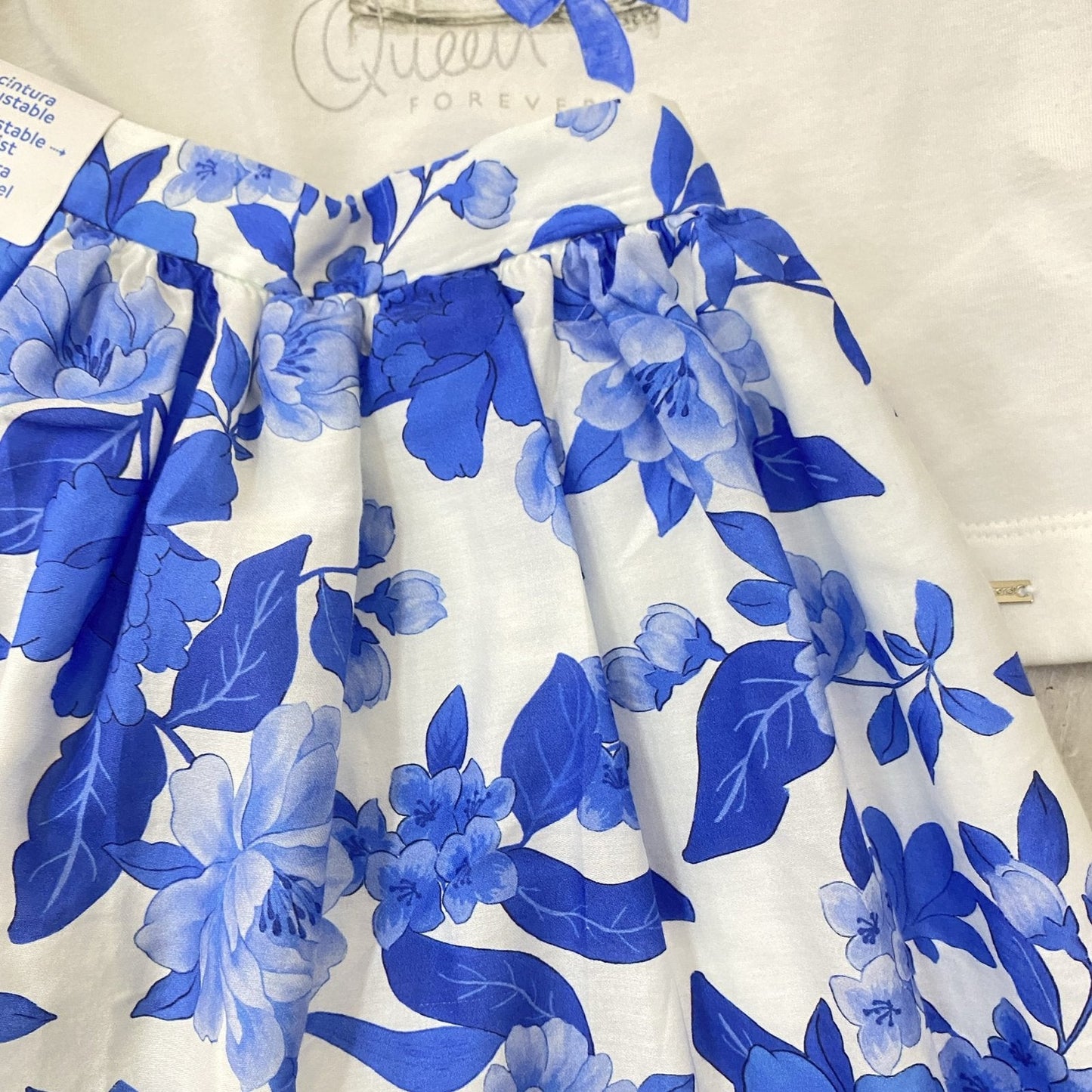 conjunto blusa blanca con perfume, falda flores