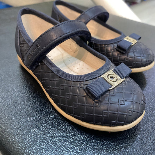 zapato mayoral azul marino, relieve cuadros