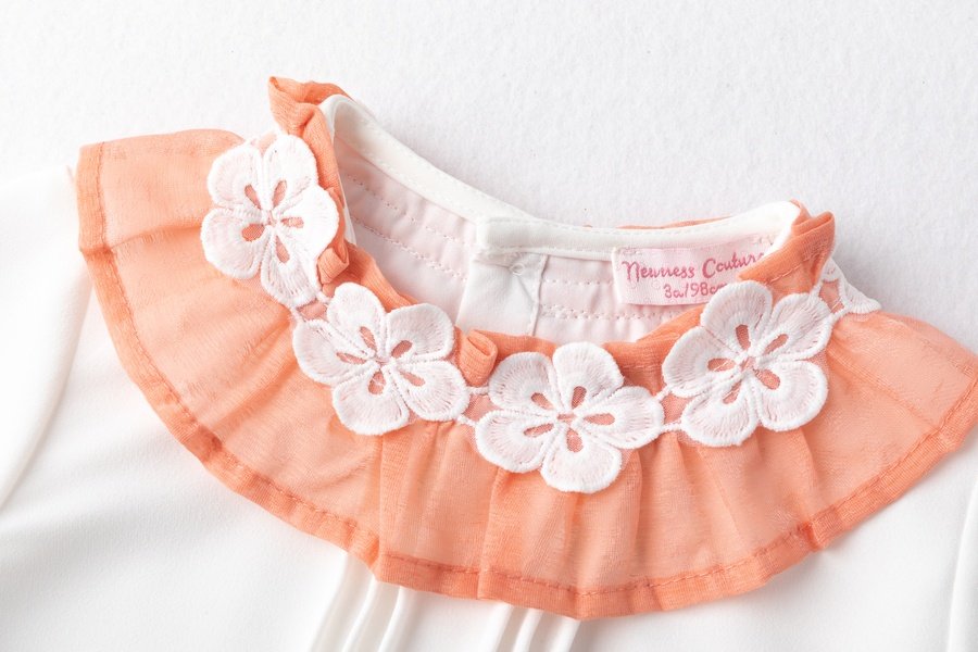 set de falda floreada y blusa blanca