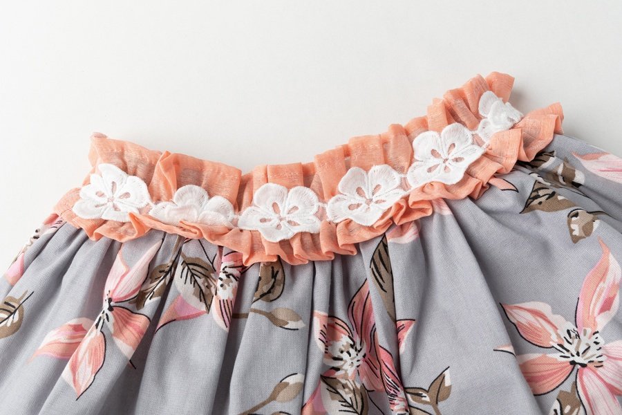 set de falda floreada y blusa blanca