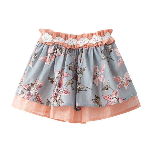 set de falda floreada y blusa blanca