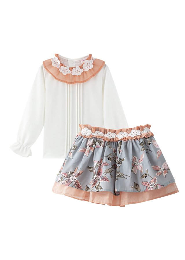 set de falda floreada y blusa blanca