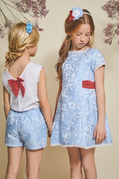 vestido azul con moño rojo en la parte de atrás