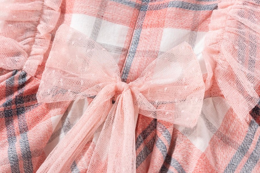 vestido a cuadros, dos olanes y detalles en tul