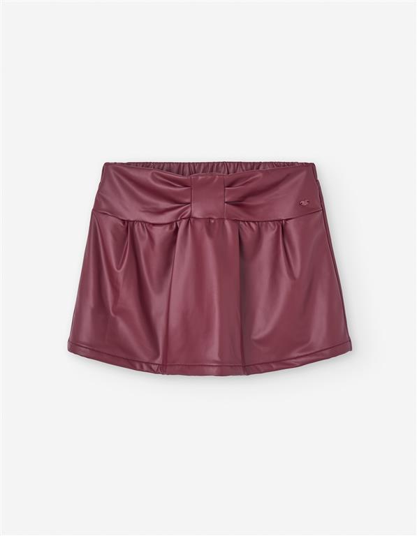 Conjunto sweater negro y falda polipiel vino