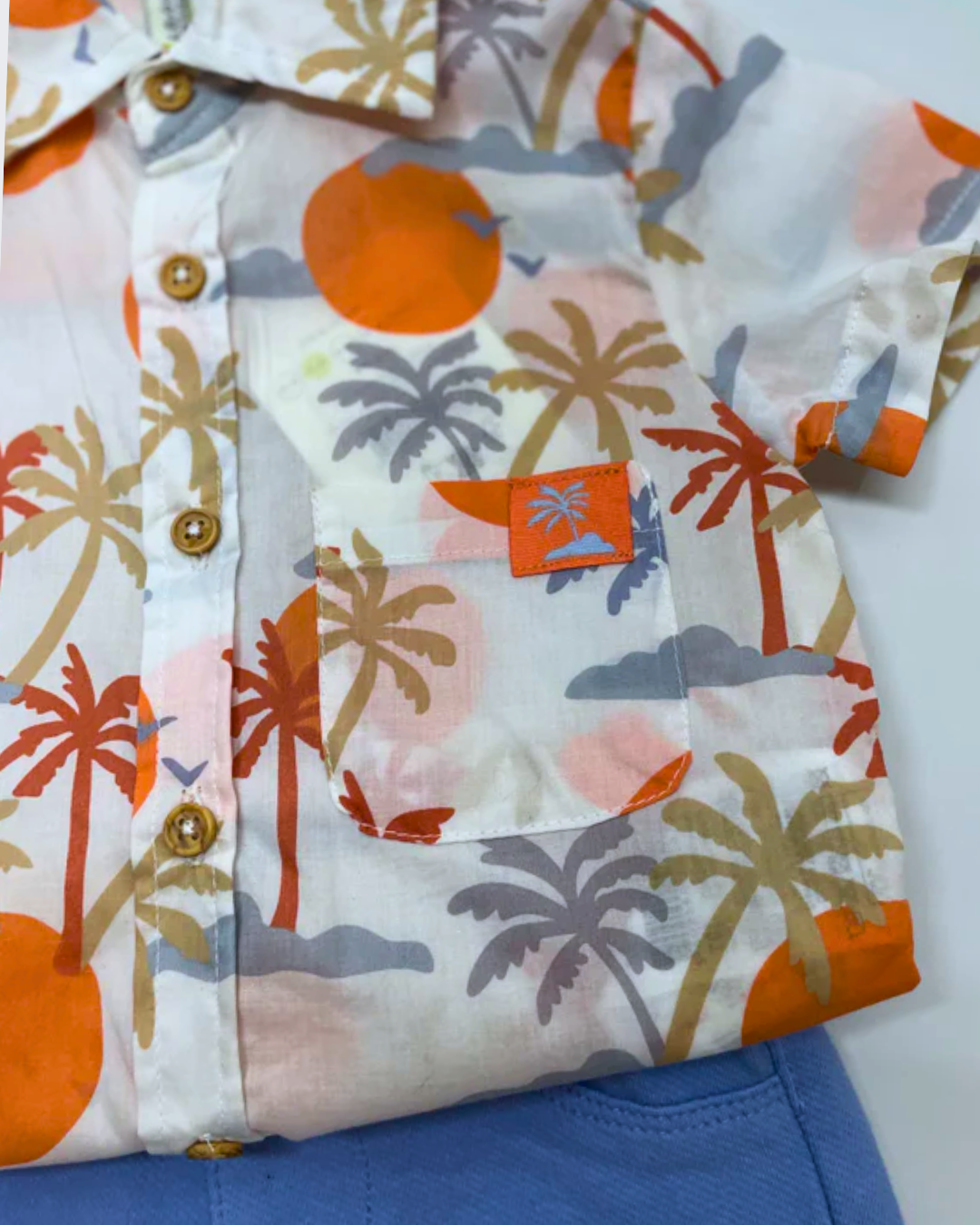 Set camisa palmeras short azul claro