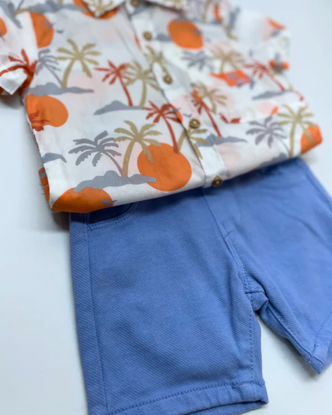 Set camisa palmeras short azul claro