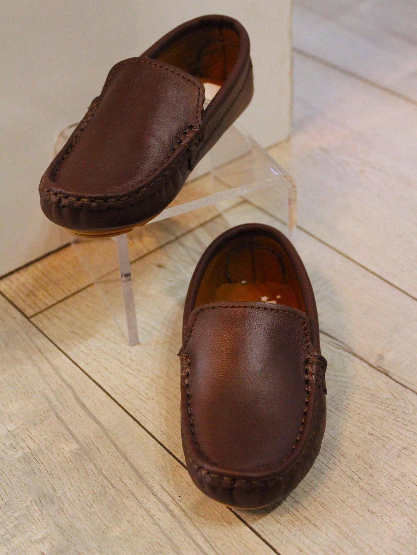 mocasín color café, piel sintética