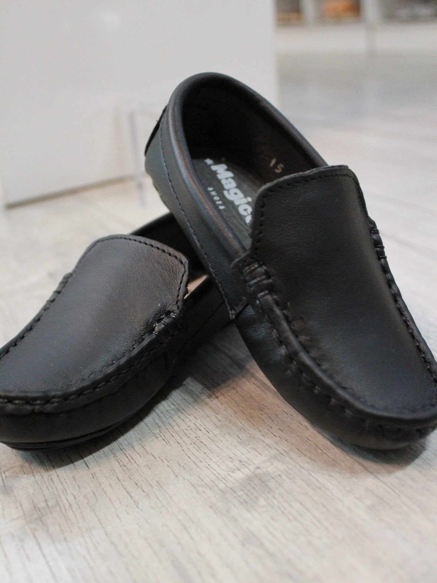 mocasín color negro, piel sintética