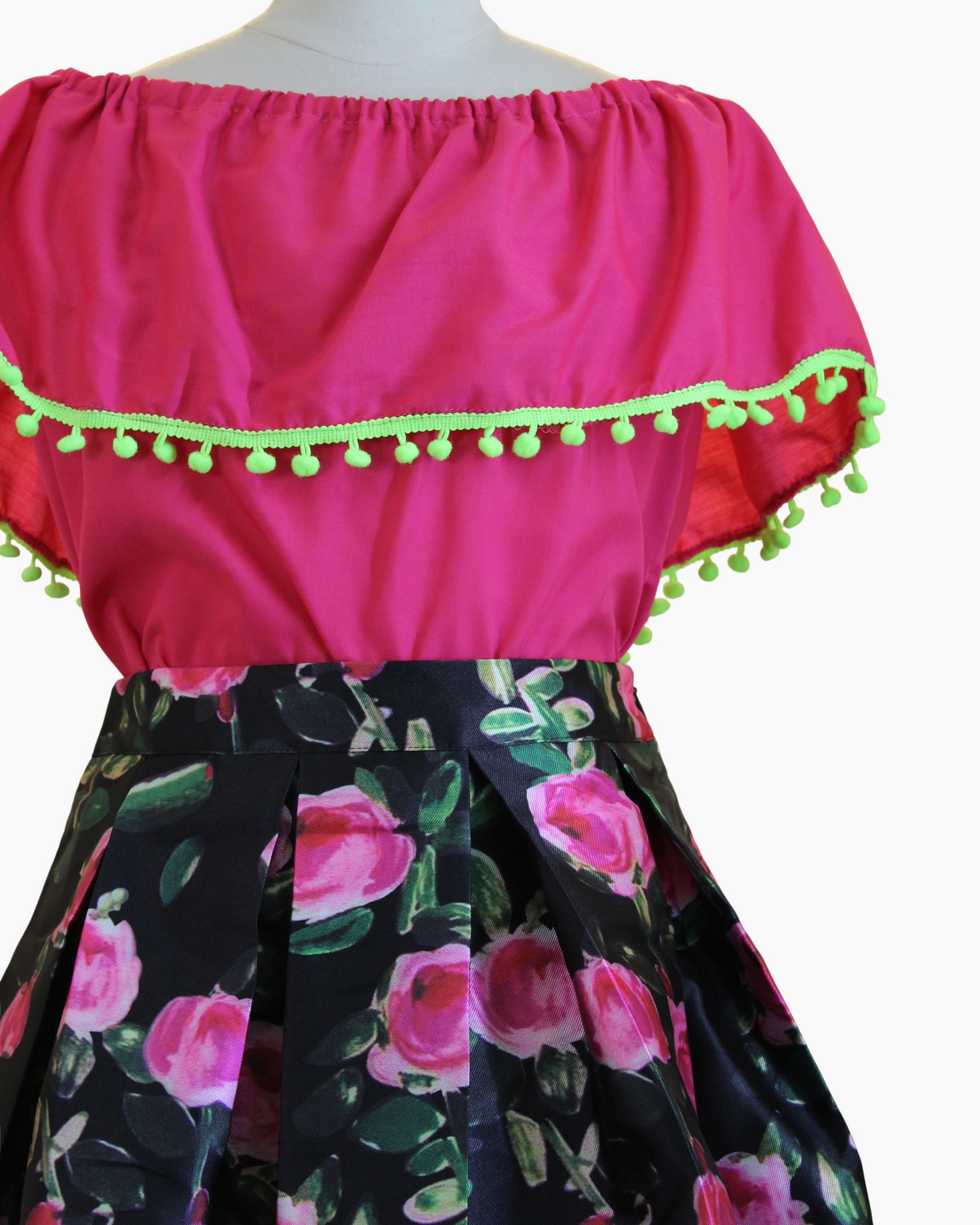 Set Patrio Falda Negra Flores Rosas y Blusa Campesina Rosa con Pompones Verdes