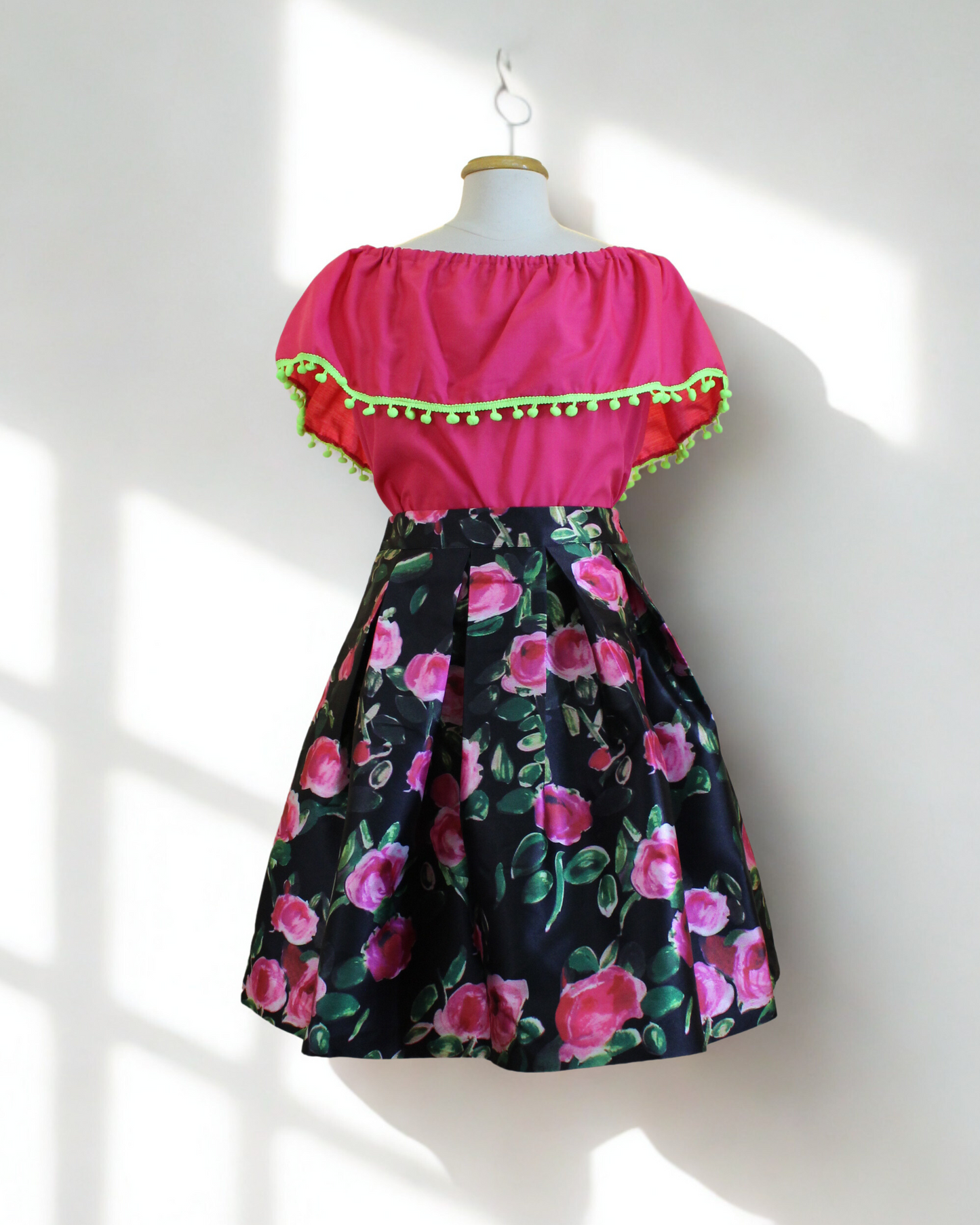 Set Patrio Falda Negra Flores Rosas y Blusa Campesina Rosa con Pompones Verdes