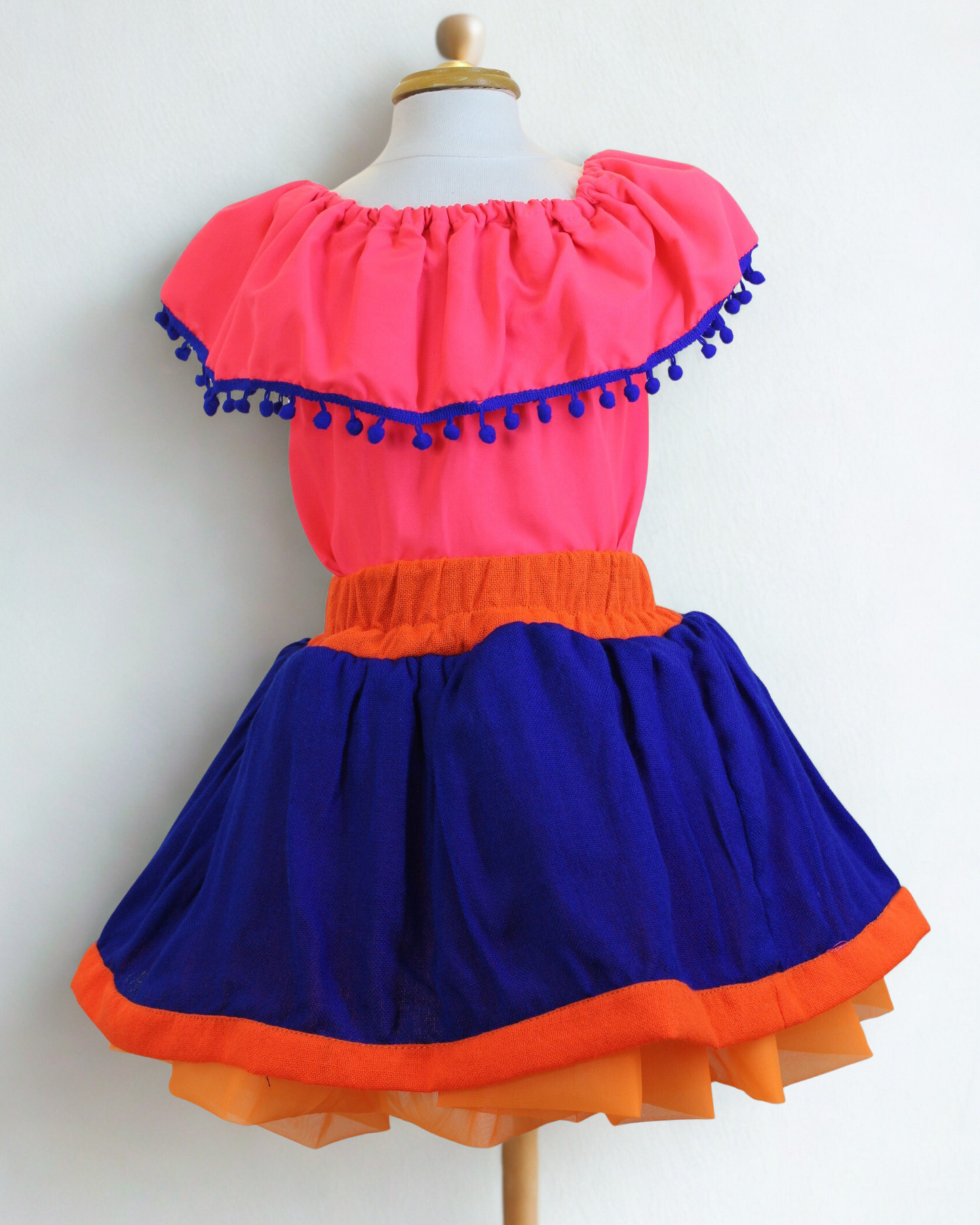 Set Patrio Falda Tipo TuTu Cambaya azul y Blusa Campesina naranja fluorescente con pompones azules