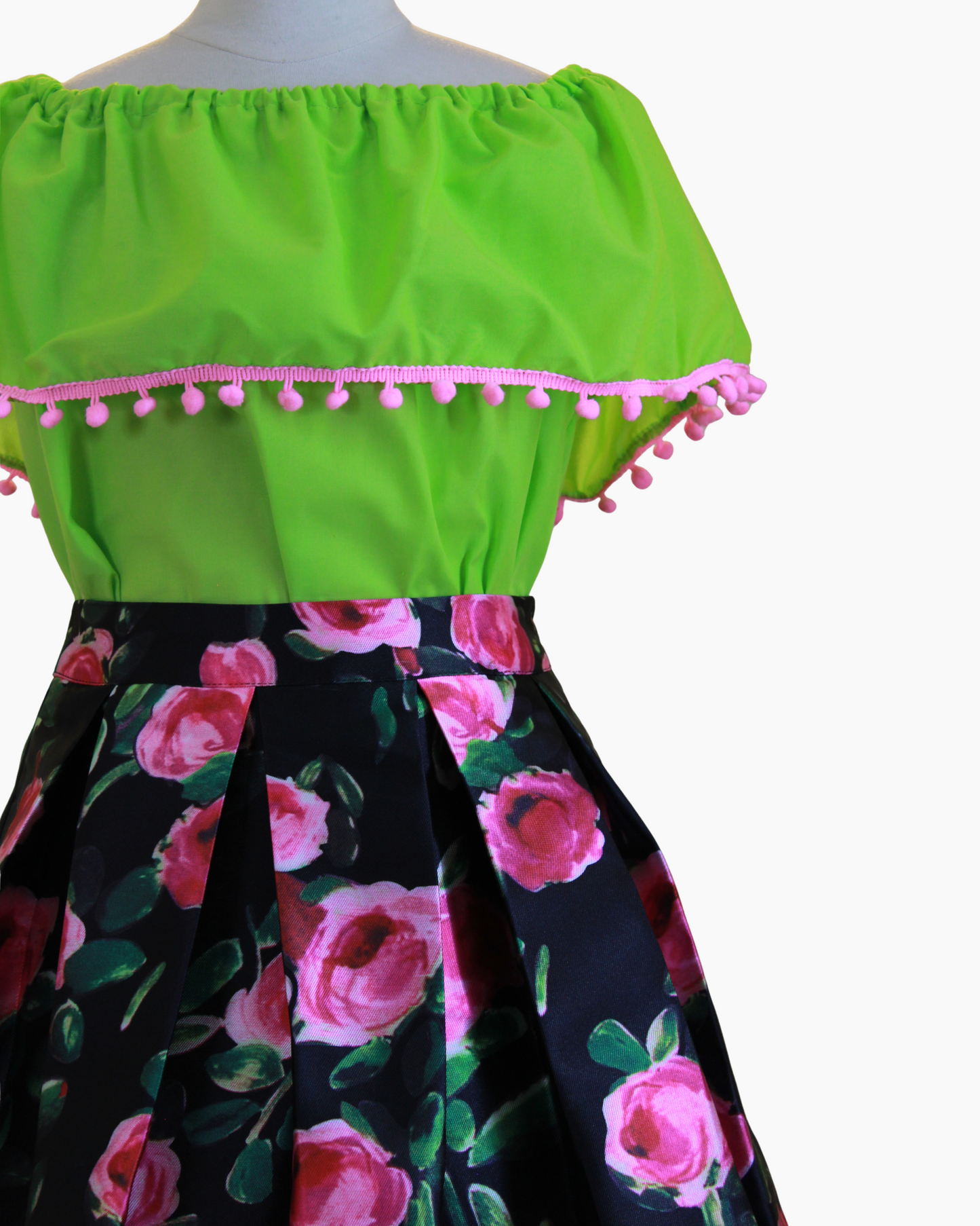 Set Patrio Falda Color Negro Con Flores y Blusa Campesina Color Verde con Pompones Rosas