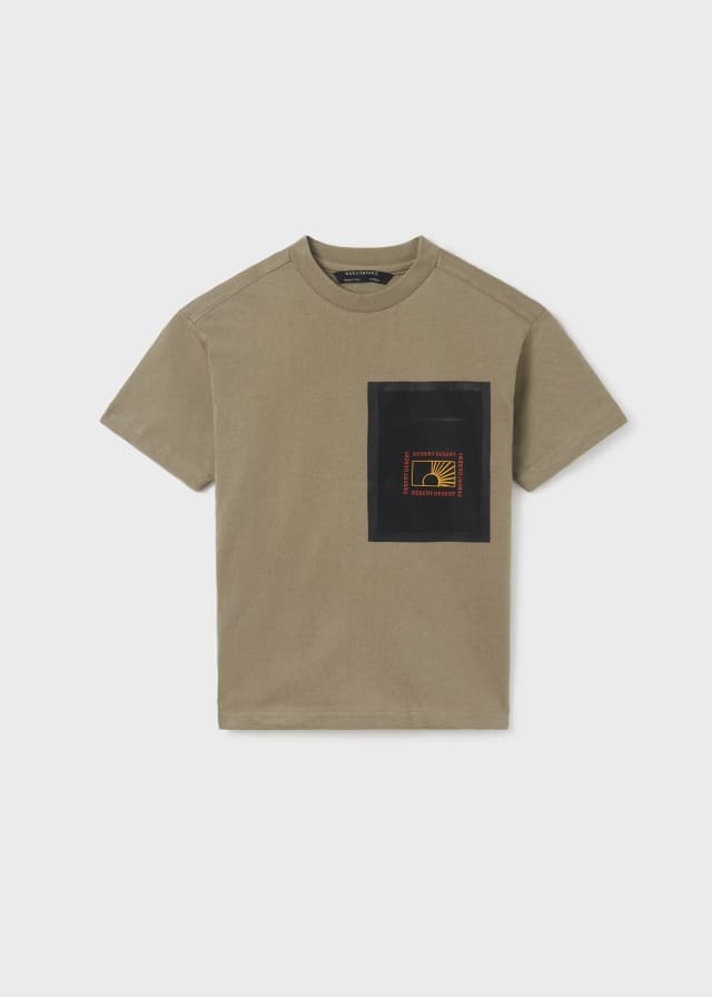 camiseta verde fósil con estampado en bolsa delantera