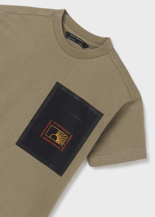 camiseta verde fósil con estampado en bolsa delantera