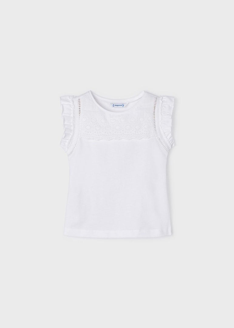 playera cuello volado, diseño perforado. color blanco