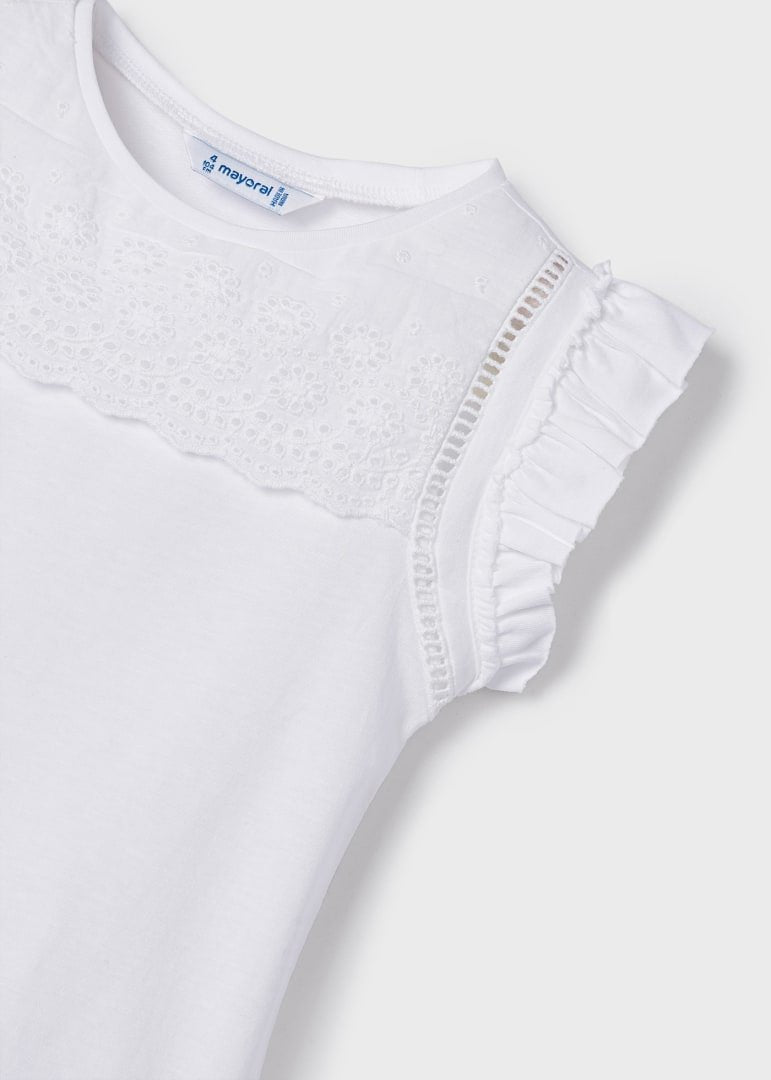 playera cuello volado, diseño perforado. color blanco