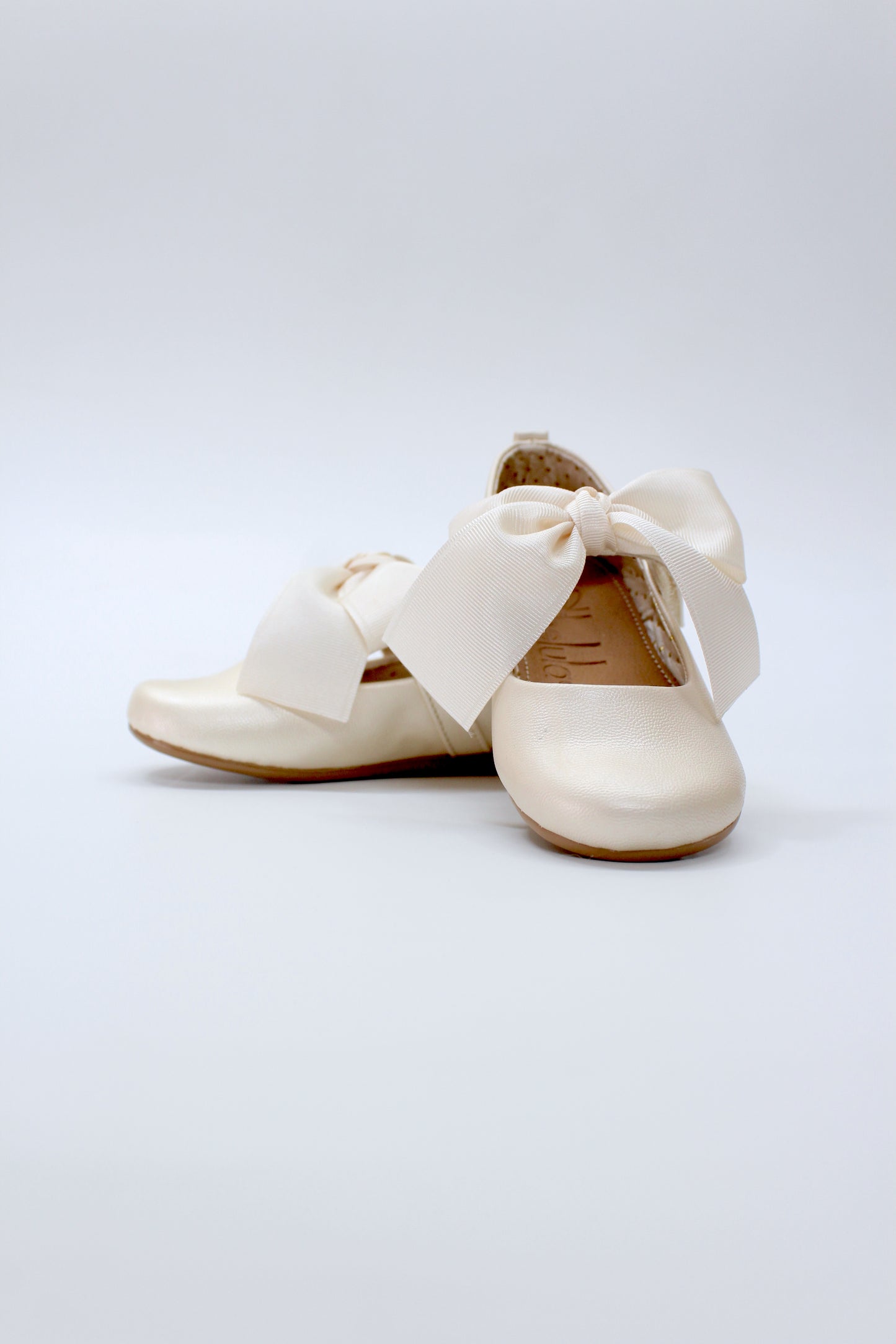 Zapato ivory nácar con moño, cierre de velcro