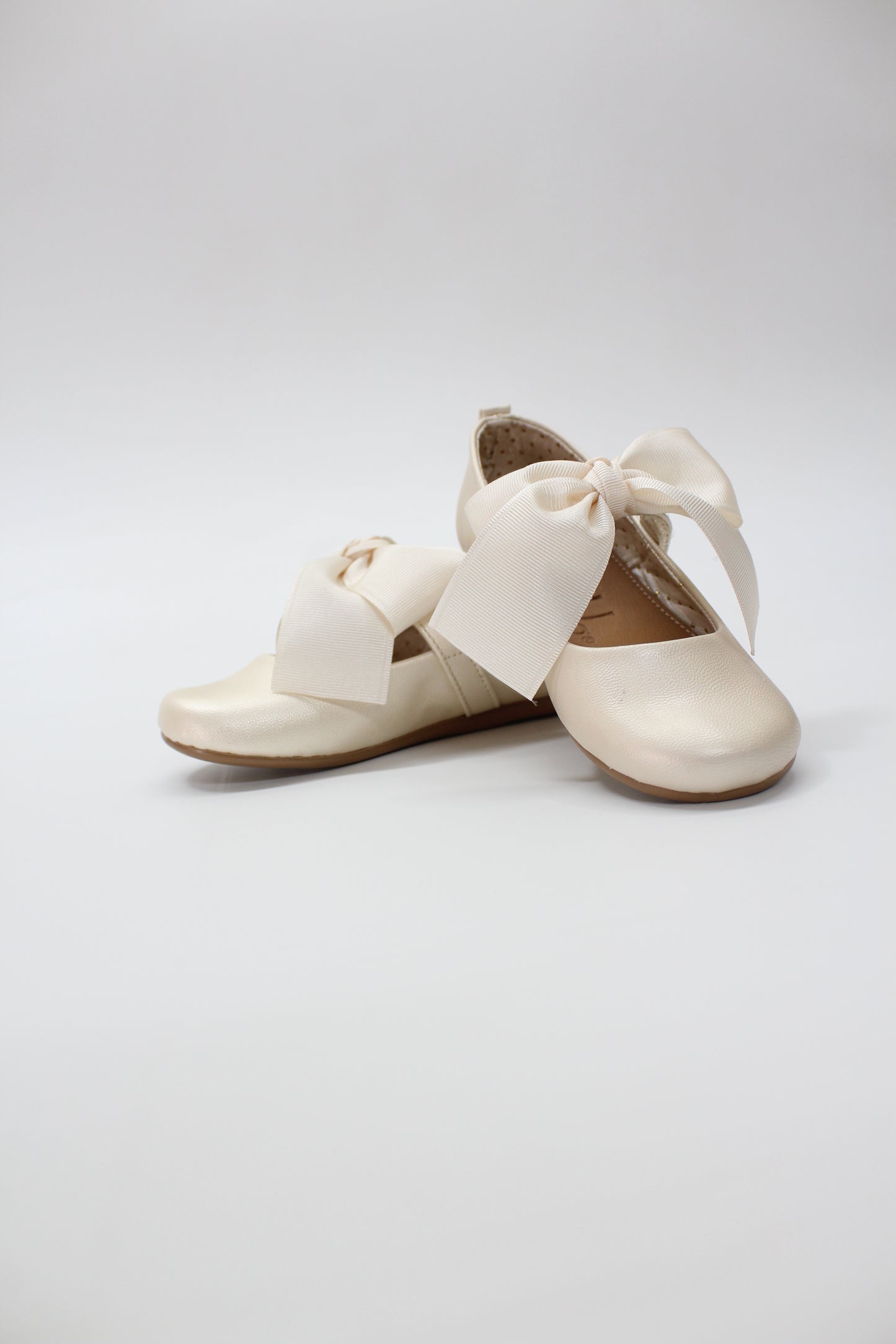 Zapato ivory nácar con moño, cierre de velcro