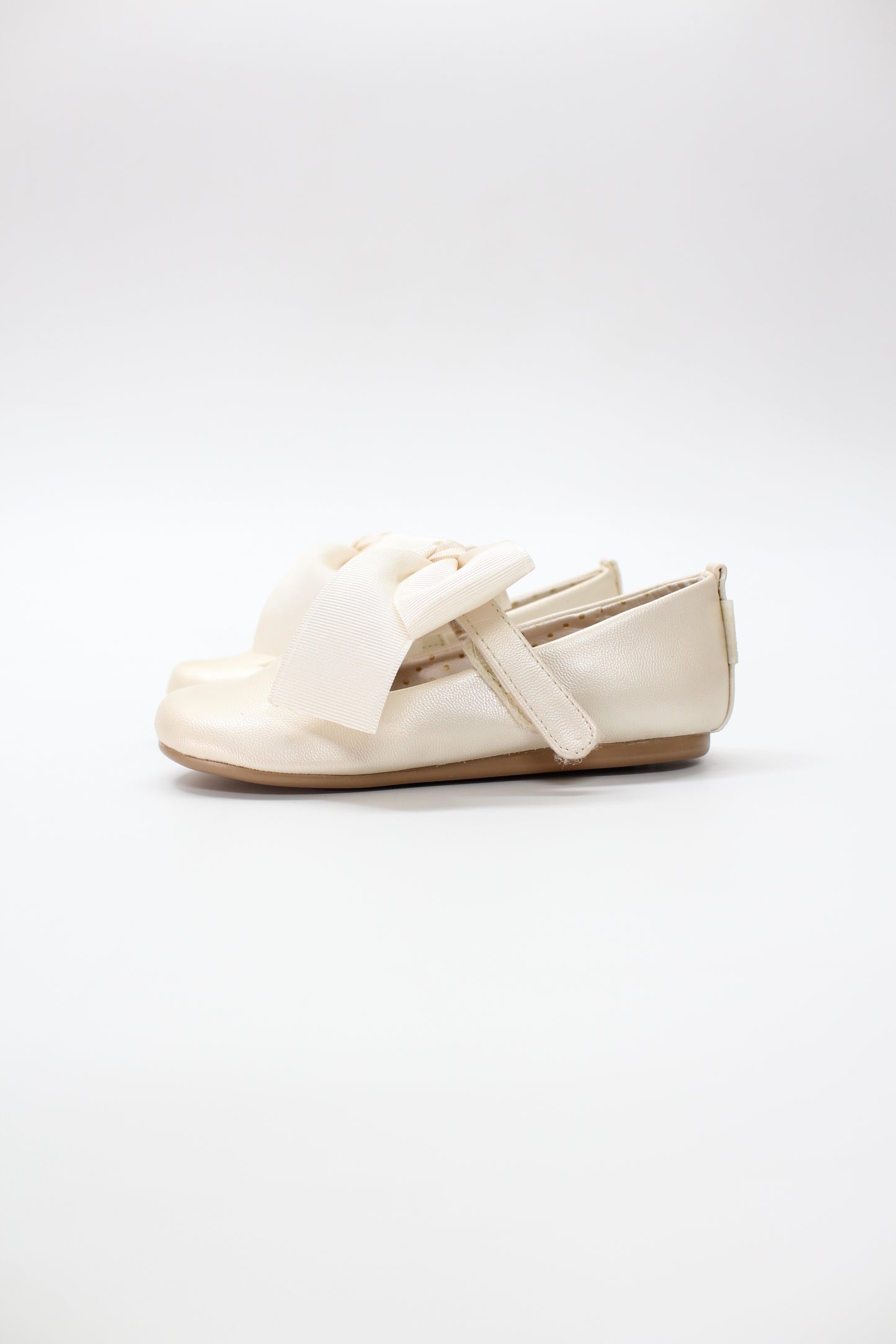 Zapato ivory nácar con moño, cierre de velcro