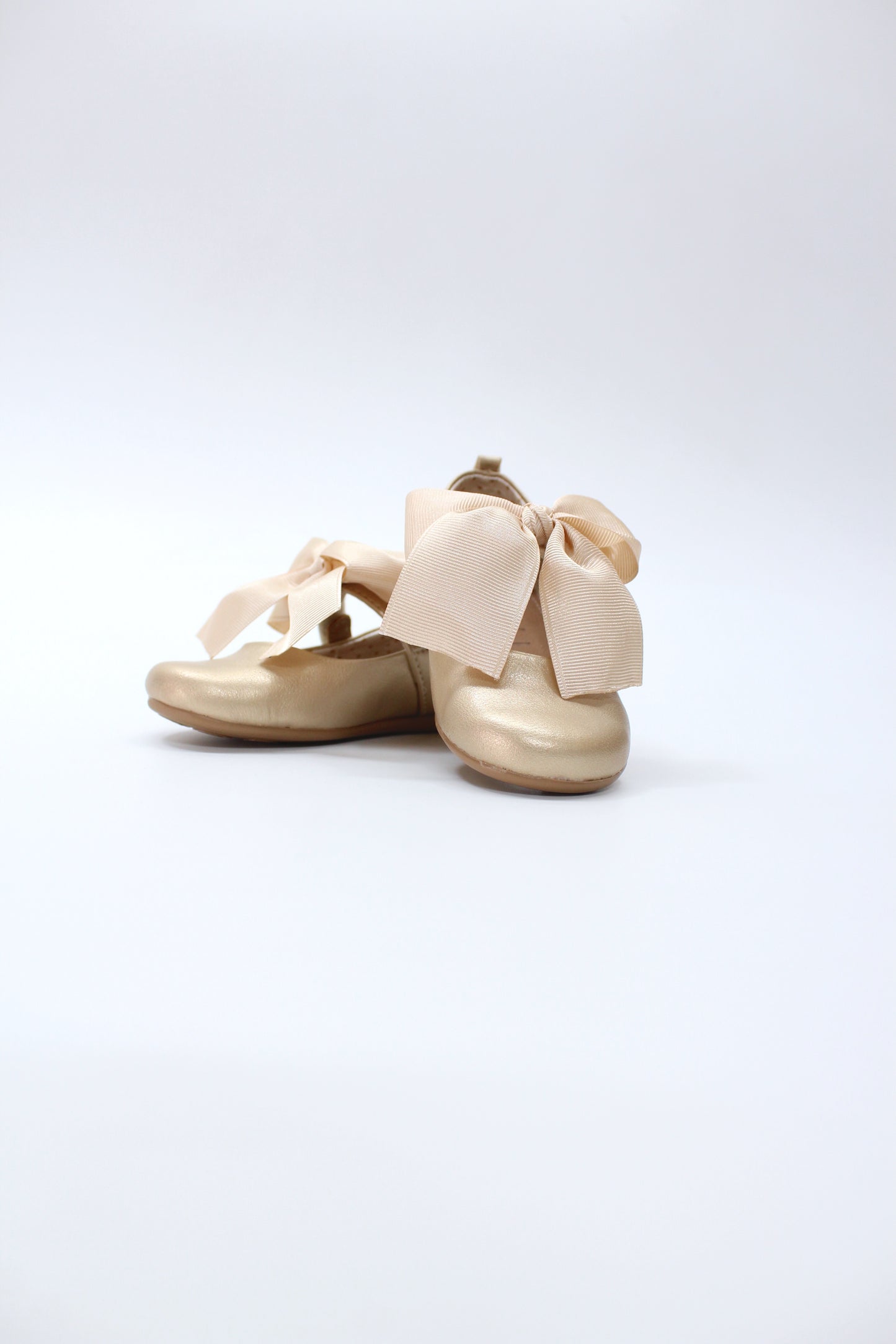 Zapato oro, moño victoria, cierre velcro