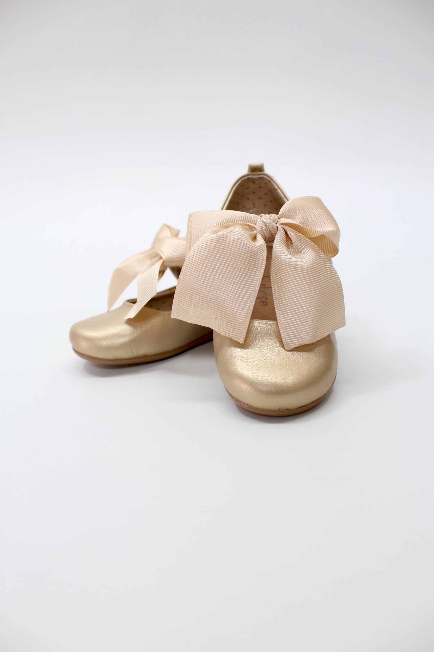Zapato oro, moño victoria, cierre velcro