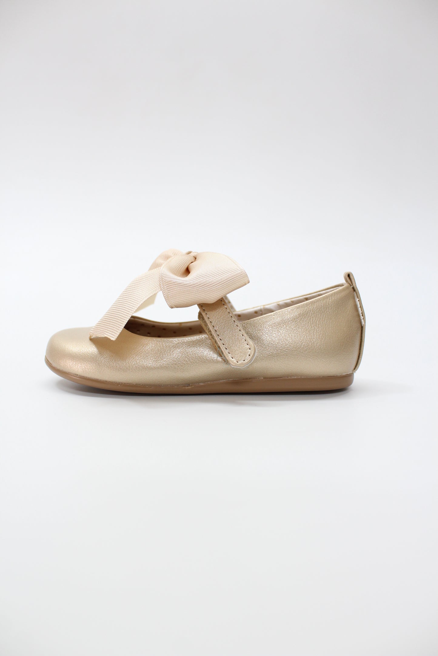 Zapato oro, moño victoria, cierre velcro