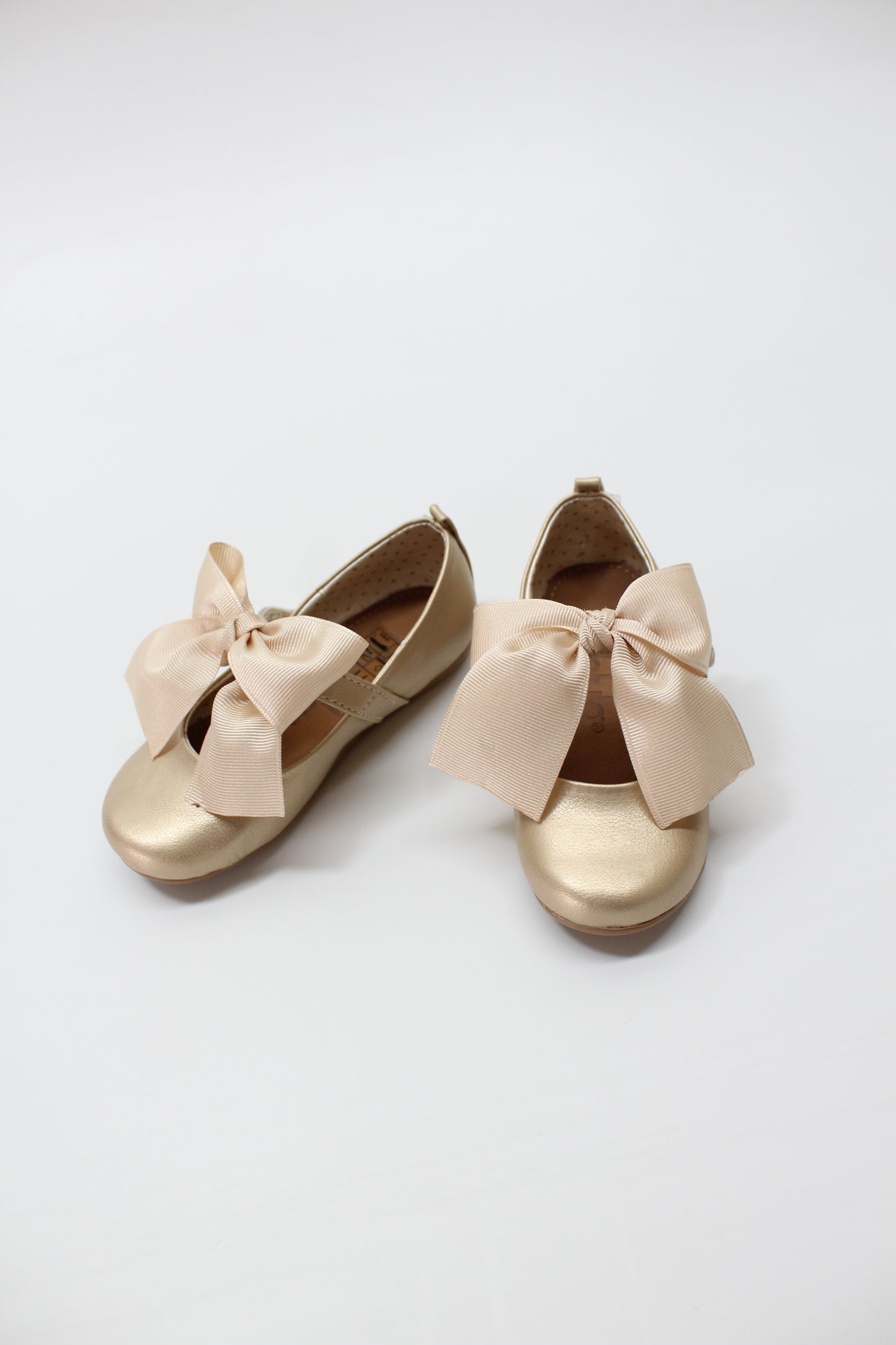 Zapato oro, moño victoria, cierre velcro