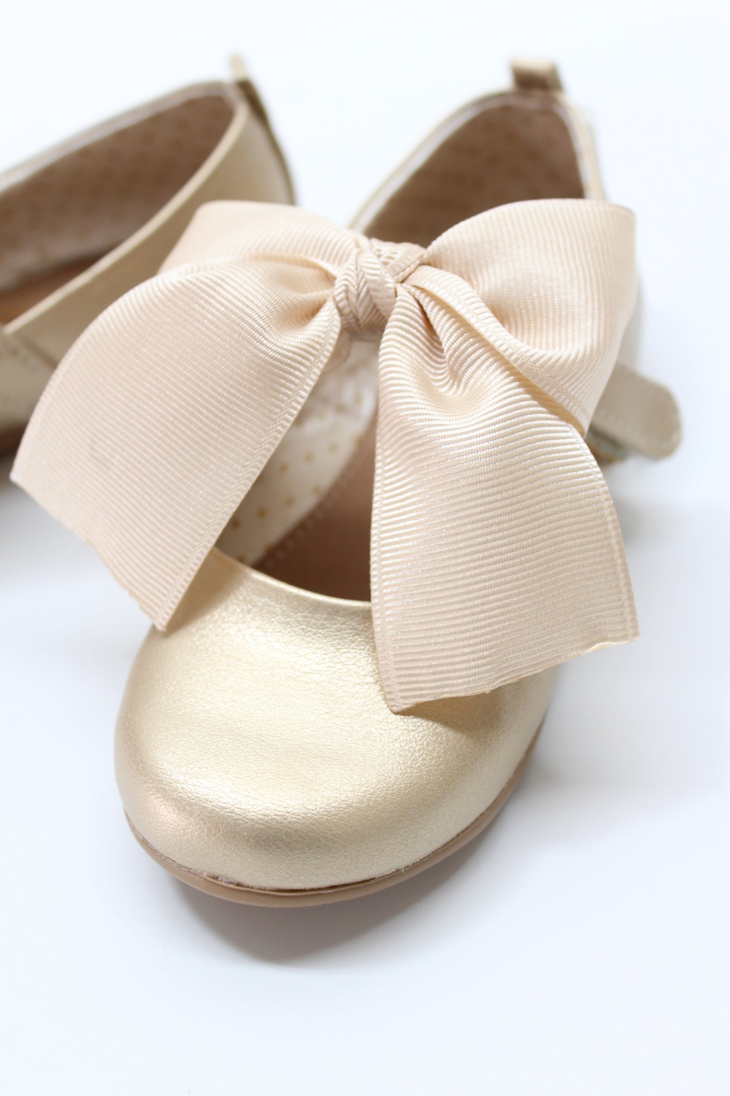 Zapato oro, moño victoria, cierre velcro