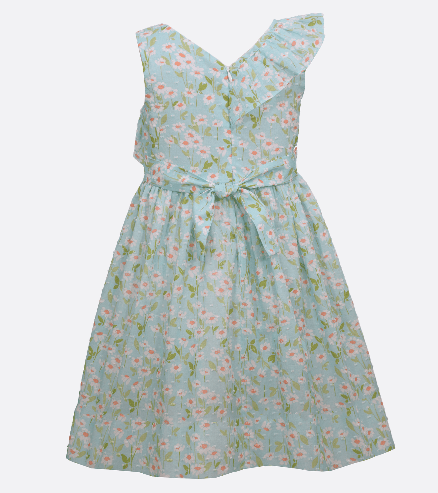 vestido coral olan al frente y sombrero blanco