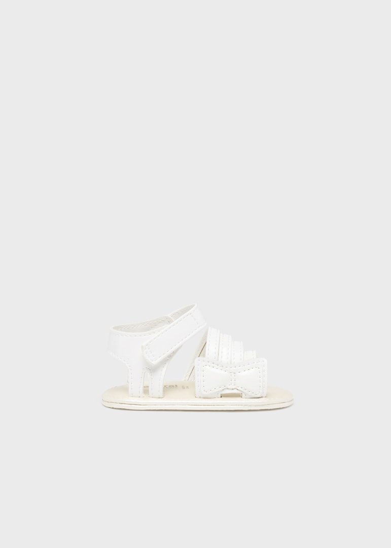 sandalia con cierre de velcro color blanca