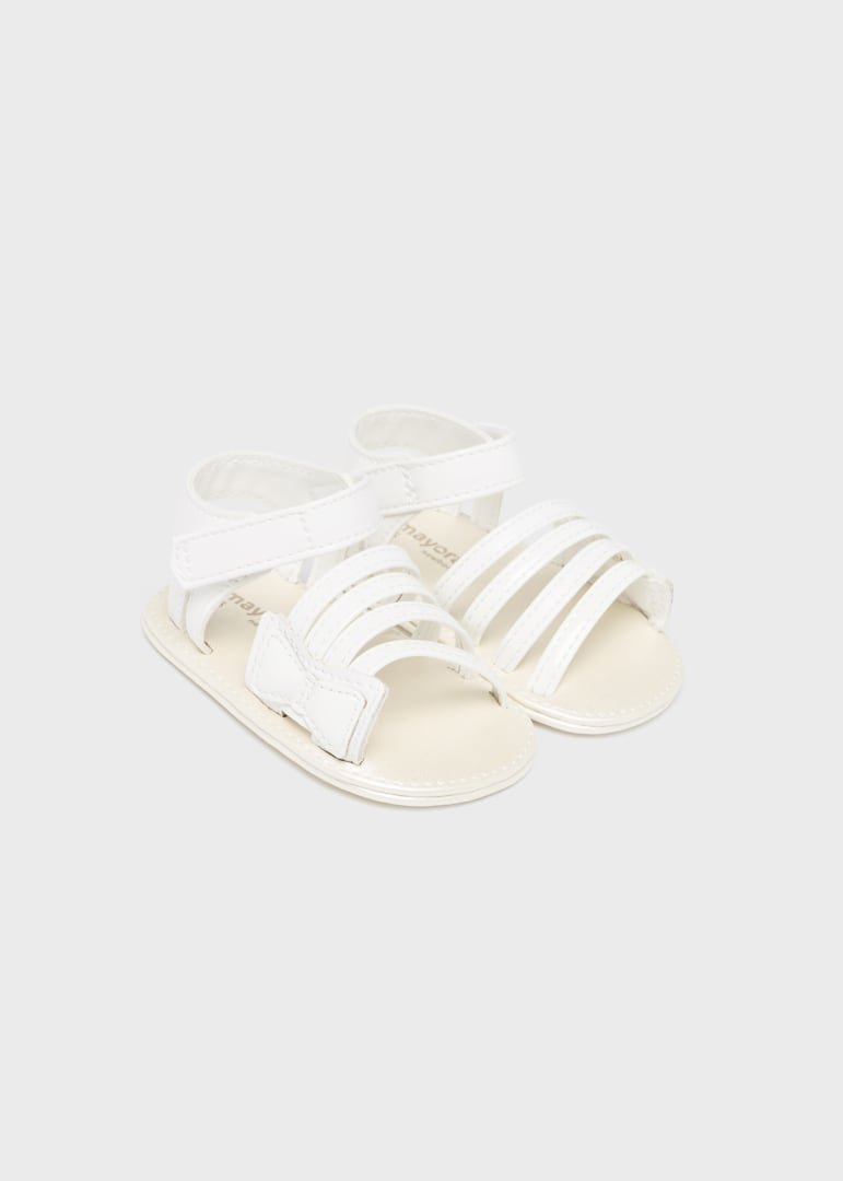 sandalia con cierre de velcro color blanca