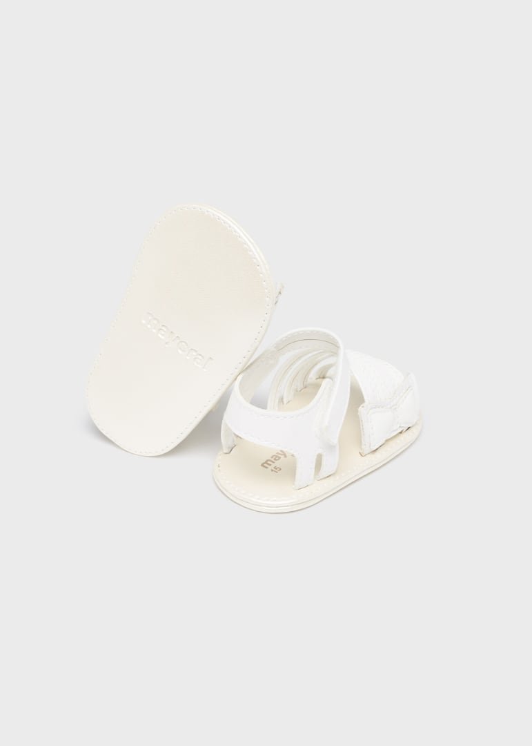 sandalia con cierre de velcro color blanca