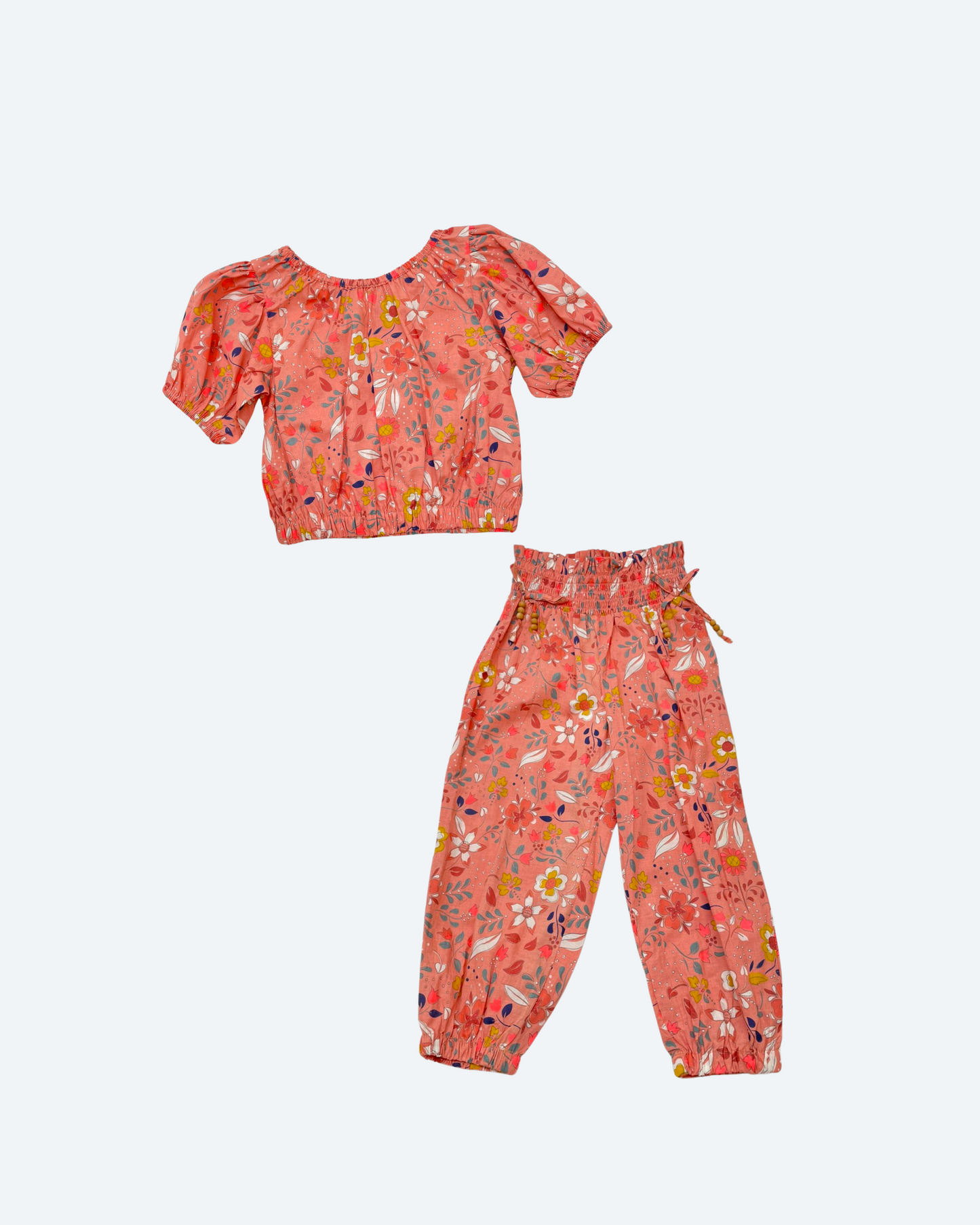 conjunto coral floreado y pantalon bombacho