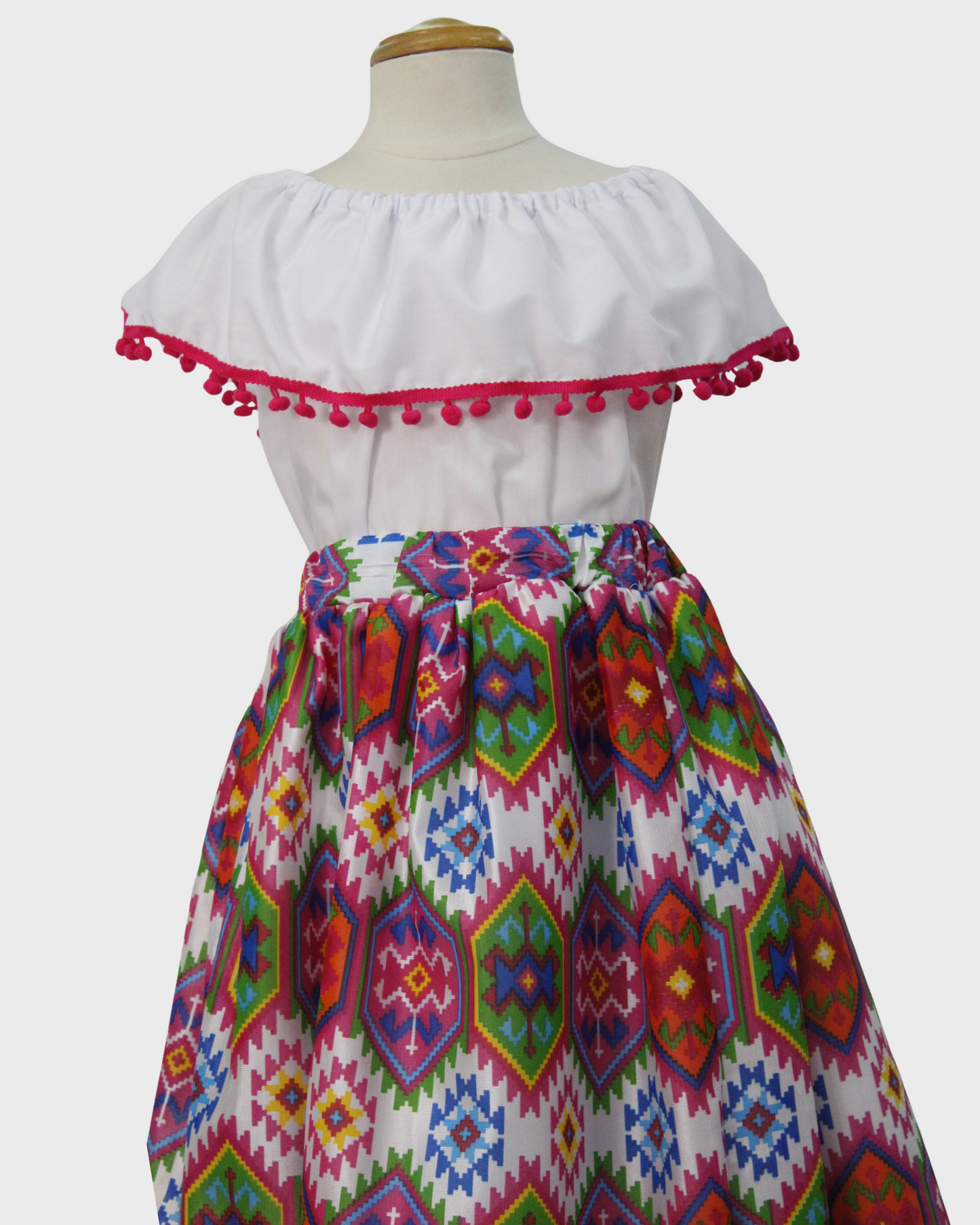 Set Patrio Falda con Elementos Estilo Mexicana y Blusa Campesina color Blanca, Pompon Rosa