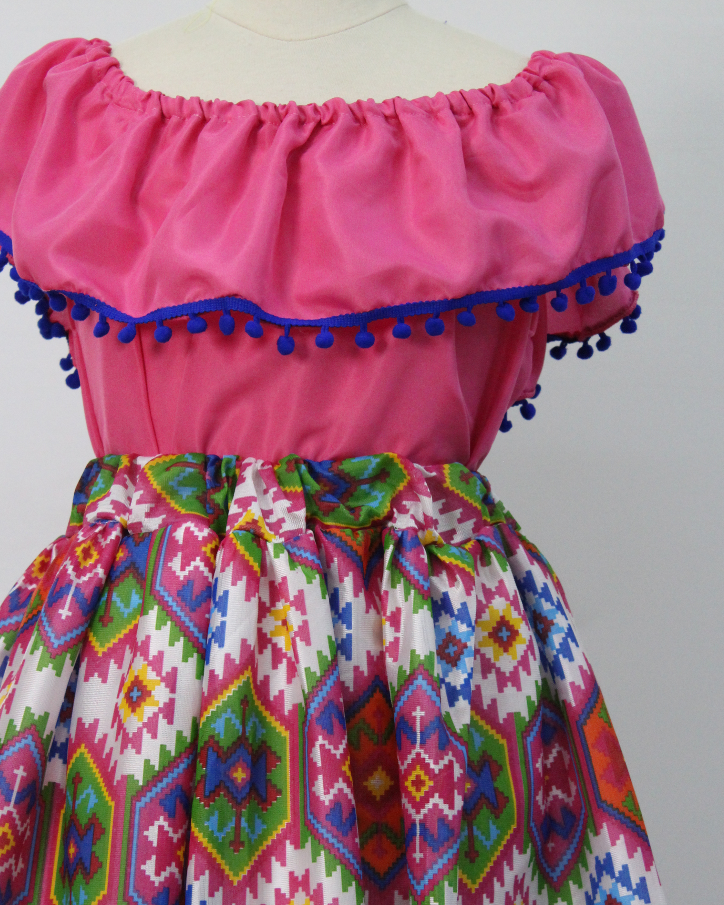Set Patrio Falda con Elementos Estilo Mexicana y Blusa Campesina color Rosa Pompon Azul