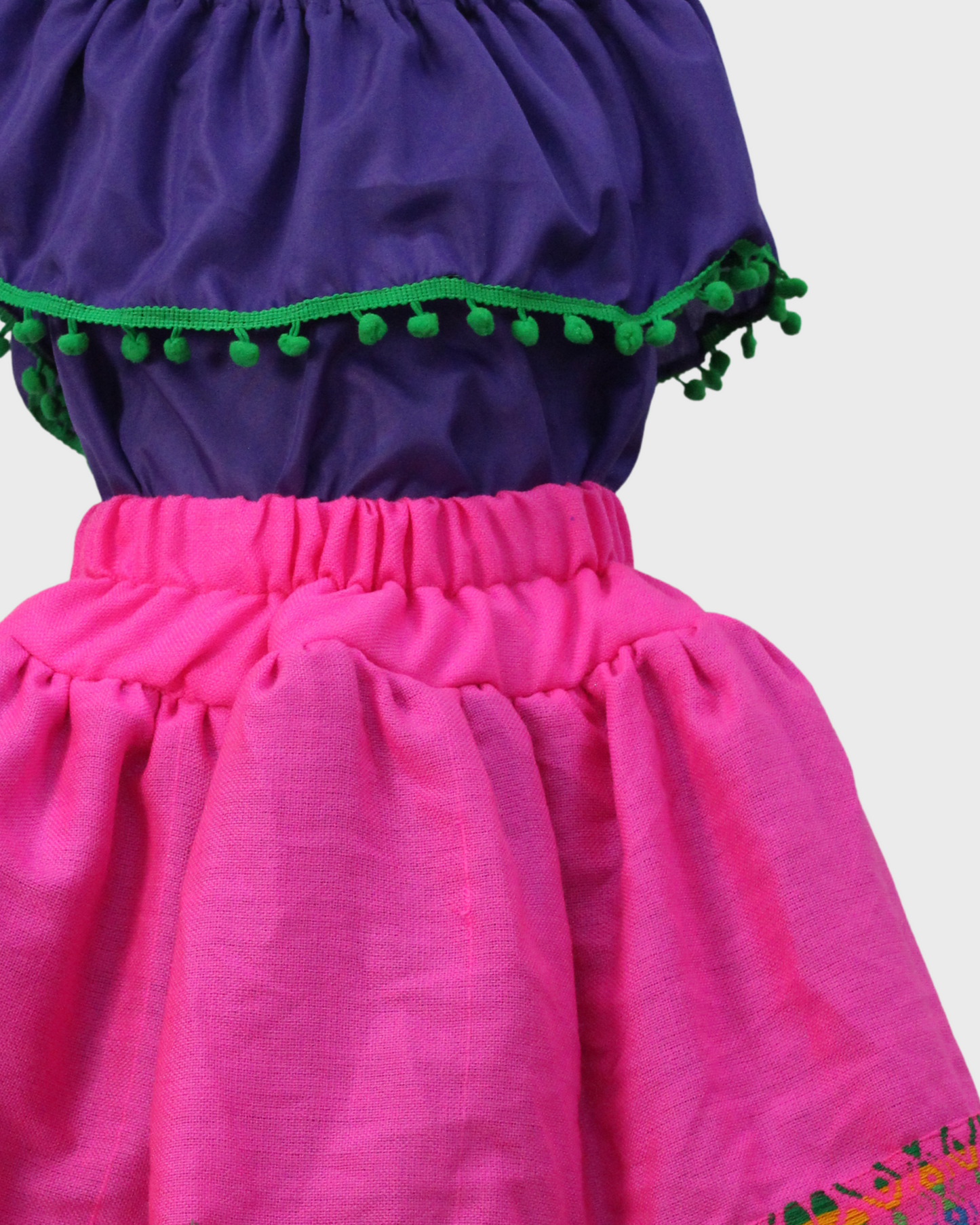 Set Patrio Falda Tipo TuTu Cambaya Rosa y Blusa Campesina Moradae Pompones Verdes