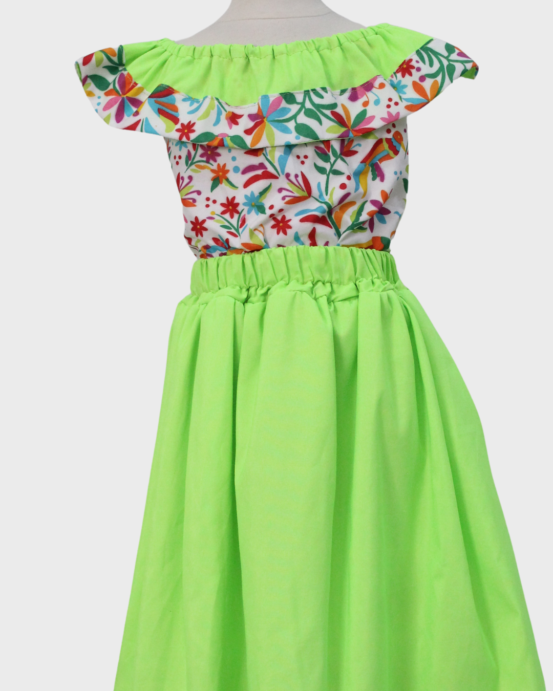 Set Patrio Falda Adelita, Blusa Campesina Color Verde Fluorescente con Olan