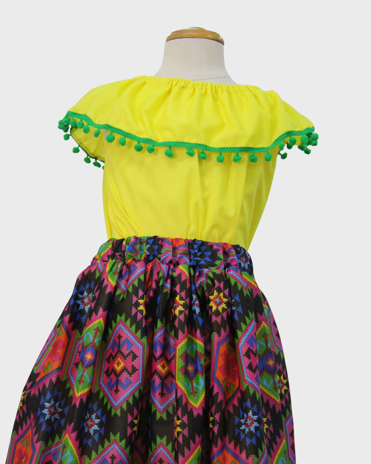 Set Patrio Falda con Elementos Estilo Mexicana y Blusa Campesina color Amarillo, Pompon Verde