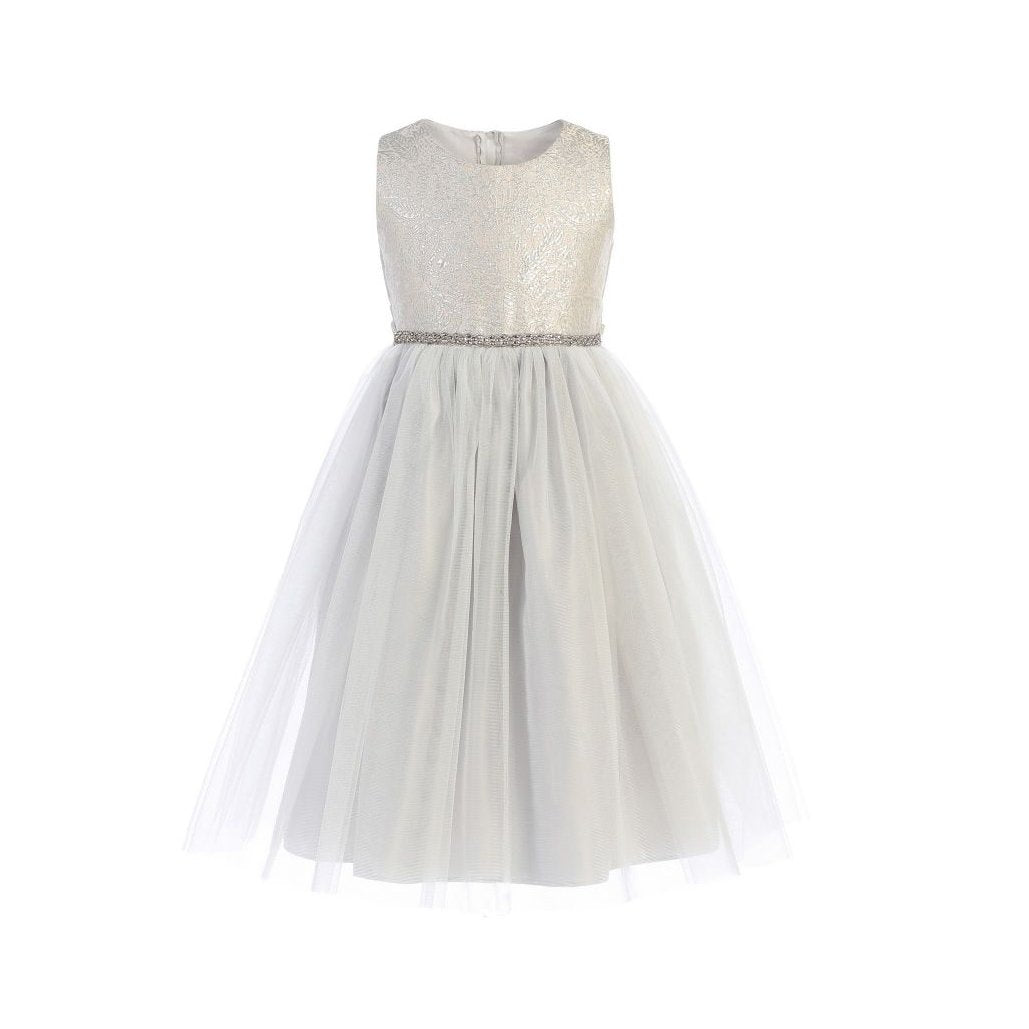 Vestido de brocado plateado y falda de tul con cinto