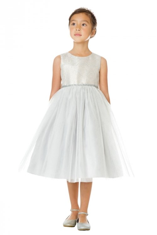 Vestido de brocado plateado y falda de tul con cinto