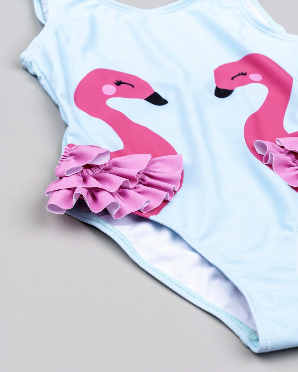 traje de baño azul con flamingos