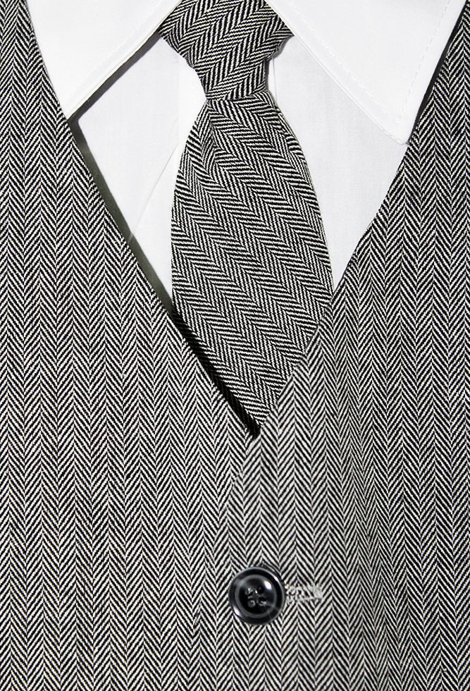 traje a rayas con corbata y chaleco