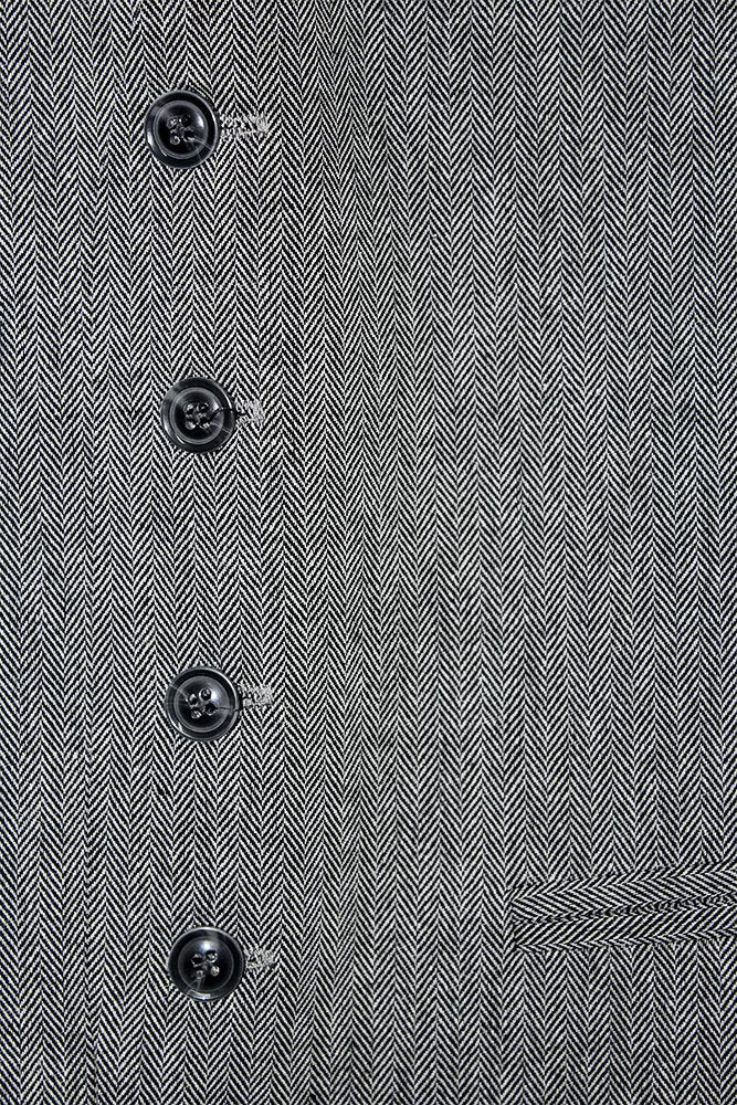 traje a rayas con corbata y chaleco