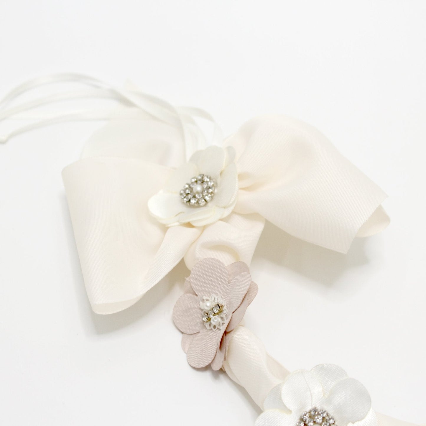 tocado tiara de tela 7 flores ivory beige
