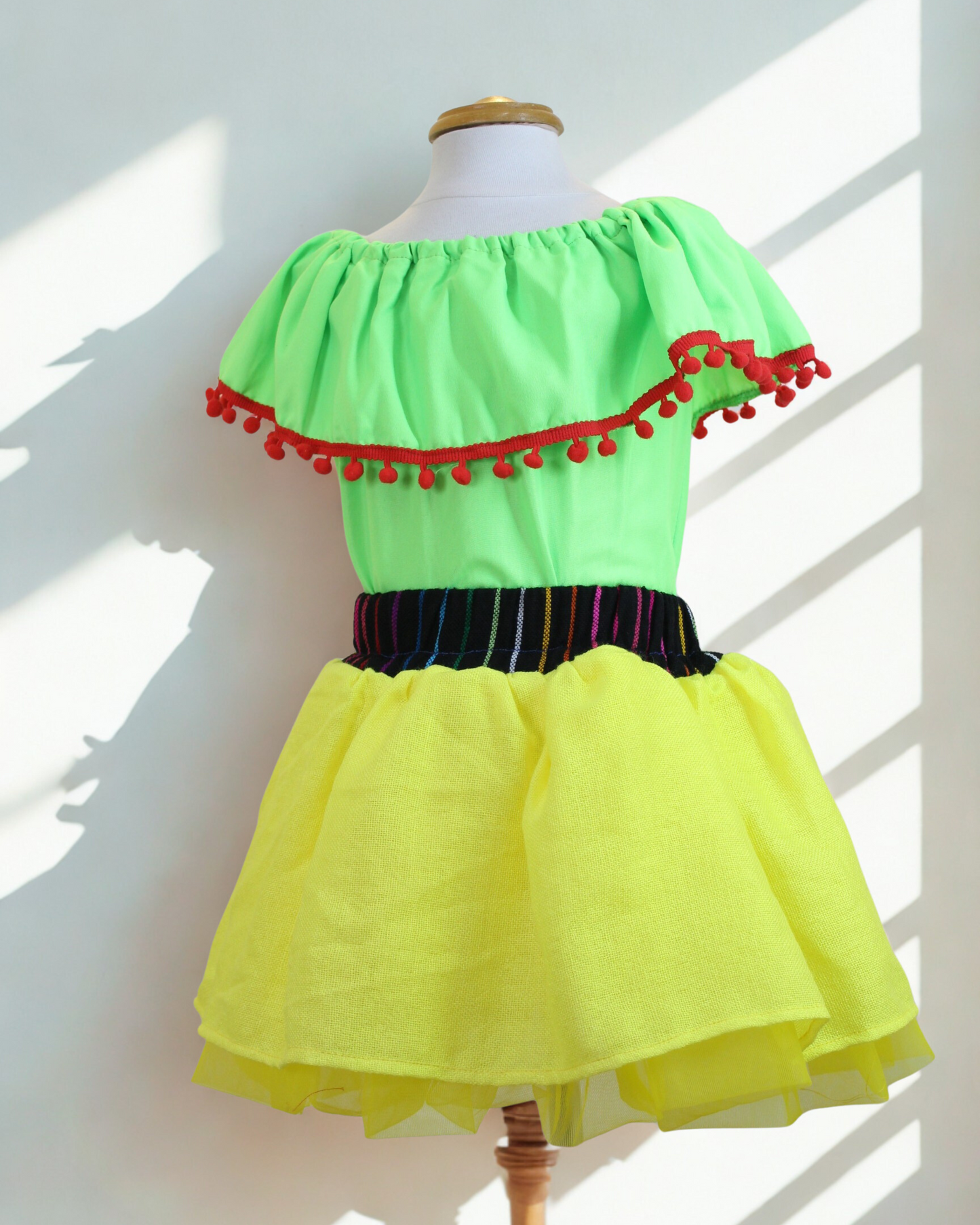 Set Patrio Falda Tipo TuTu Cambaya amarillo y Blusa Campesina verde con pompones rojo