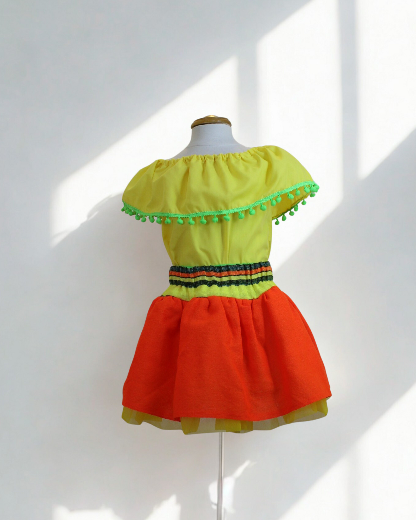 Set Patrio Falda Tipo TuTu Cambaya Naranja y Blusa Campesina amarilla con pompones verdes