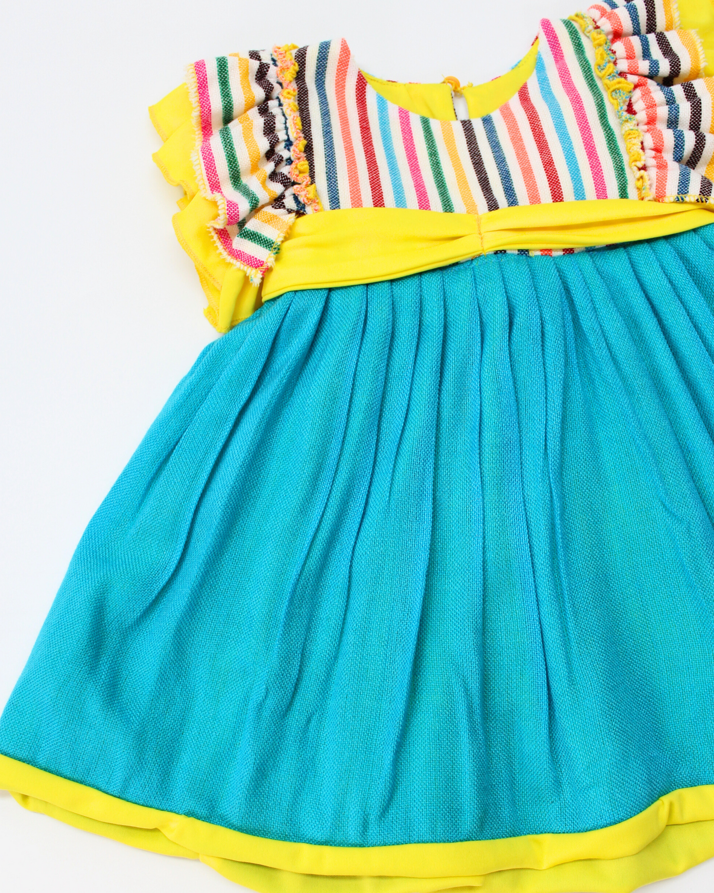 vestido patrio cambaya azul con peto a rayas colores y manga rufle