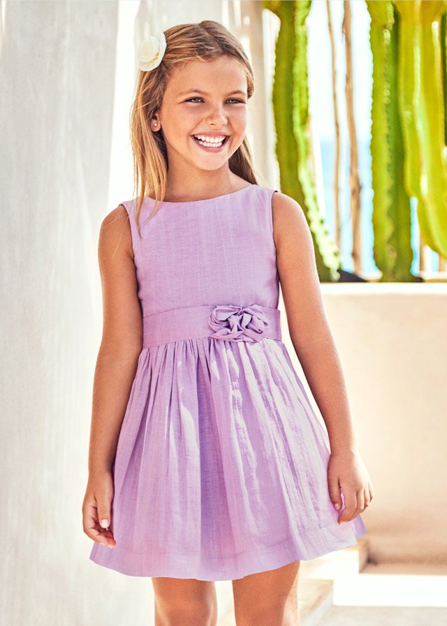 vestido color lila con cinta y flor